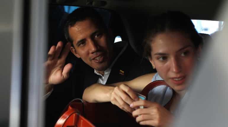 Venezuela opposition leader Juan Guaido risks arrest as he returns home to defy Maduro Venezuela opposition leader Juan Guaido risks arrest as he returns home to defy Maduro