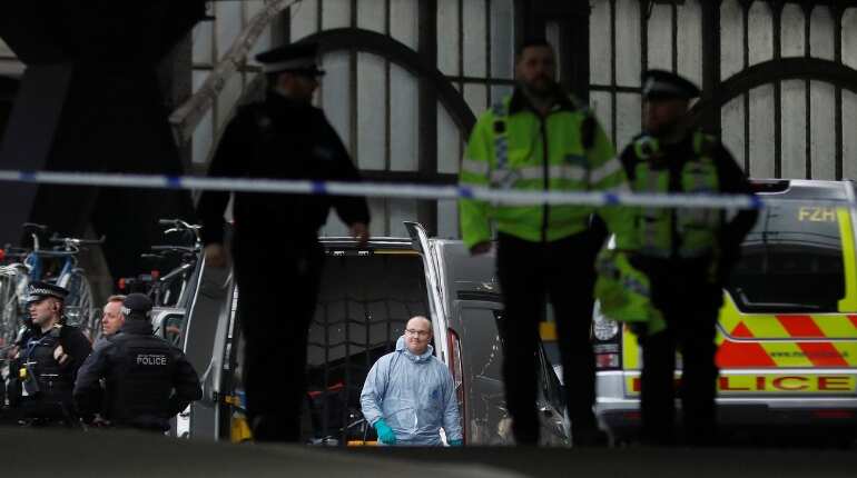 UK police link small bombs sent to London airports and rail hub UK police link small bombs sent to London airports and rail hub