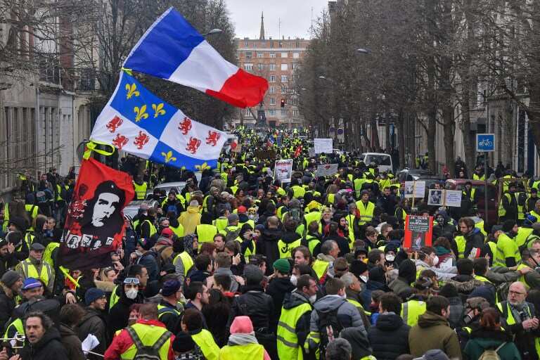 French 'yellow vest' protesters look to revive movement