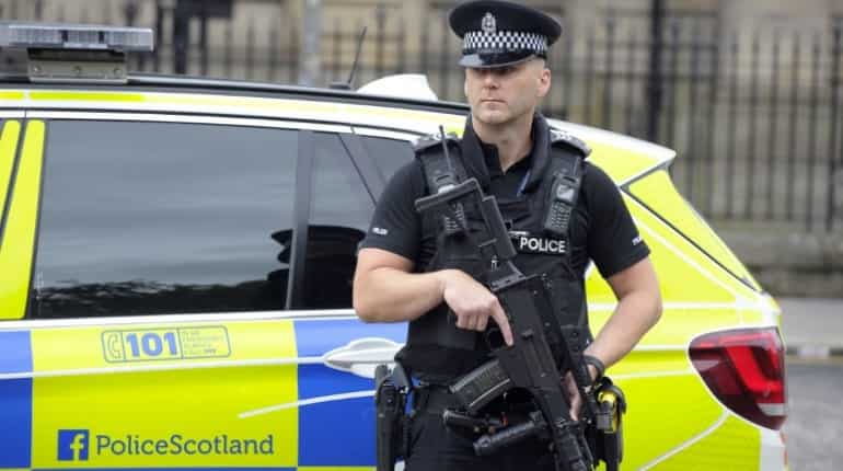 Police evacuate building in central Edinburgh over suspicious package Police evacuate building in central Edinburgh over suspicious package