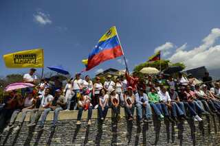 People opting for smugglers' routes amid Venezuela-Colombia border shutdown