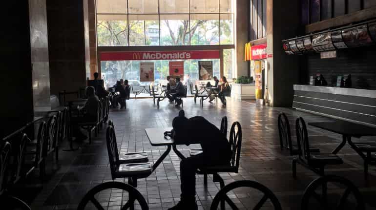 Venezuela: Maduro shuts schools, suspends working day as blackout enters second day Venezuela: Maduro shuts schools, suspends working day as blackout enters second day