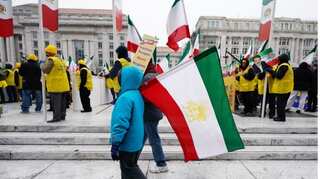 Washington: Protestors waving Iranian flag demand regime change in Iran