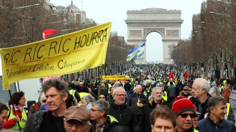 Hundreds march in Paris as childminders join 'yellow vest' protests