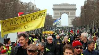 Hundreds march in Paris as childminders join 'yellow vest' protests