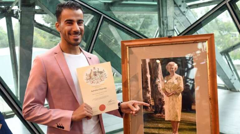 Refugee footballer Hakeem al-Araibi becomes Australian citizen after Thai ordeal Refugee footballer Hakeem al-Araibi becomes Australian citizen after Thai ordeal