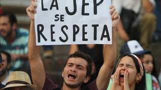 Hundreds of Colombians protest in defence of peace deal