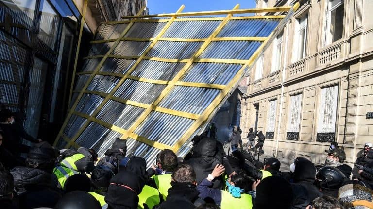 'Yellow vest' protesters torch shops, businesses in heart of Paris 'Yellow vest' protesters torch shops, businesses in heart of Paris