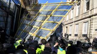 'Yellow vest' protesters torch shops, businesses in heart of Paris