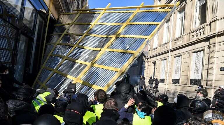 'Yellow vest' protesters torch shops, businesses in heart of Paris
