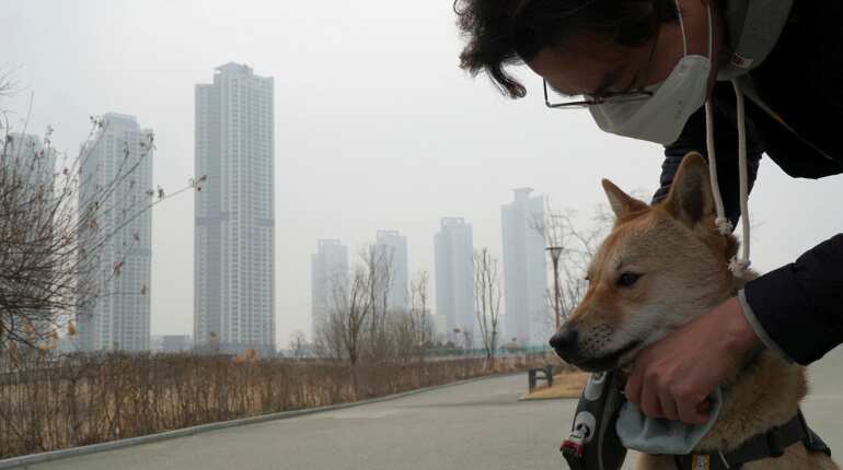 People resort to wearing masks and staying indoors