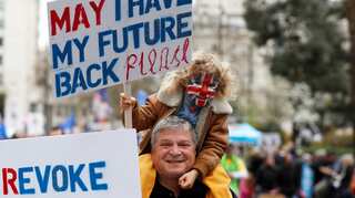 Thousands take to street in London to demand new Brexit referendum