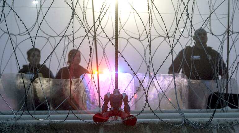 Tourists flock to US-Mexico border to see razor wire
