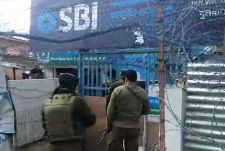 Jammu and Kashmir: Terrorists hurl grenade at CRPF bunker in Pulwama, one jawaan injured