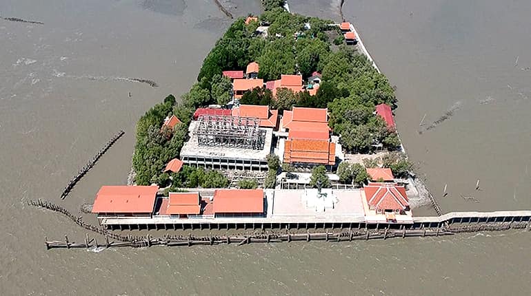 Against the tide: coastal erosion leaves Thai temple stranded