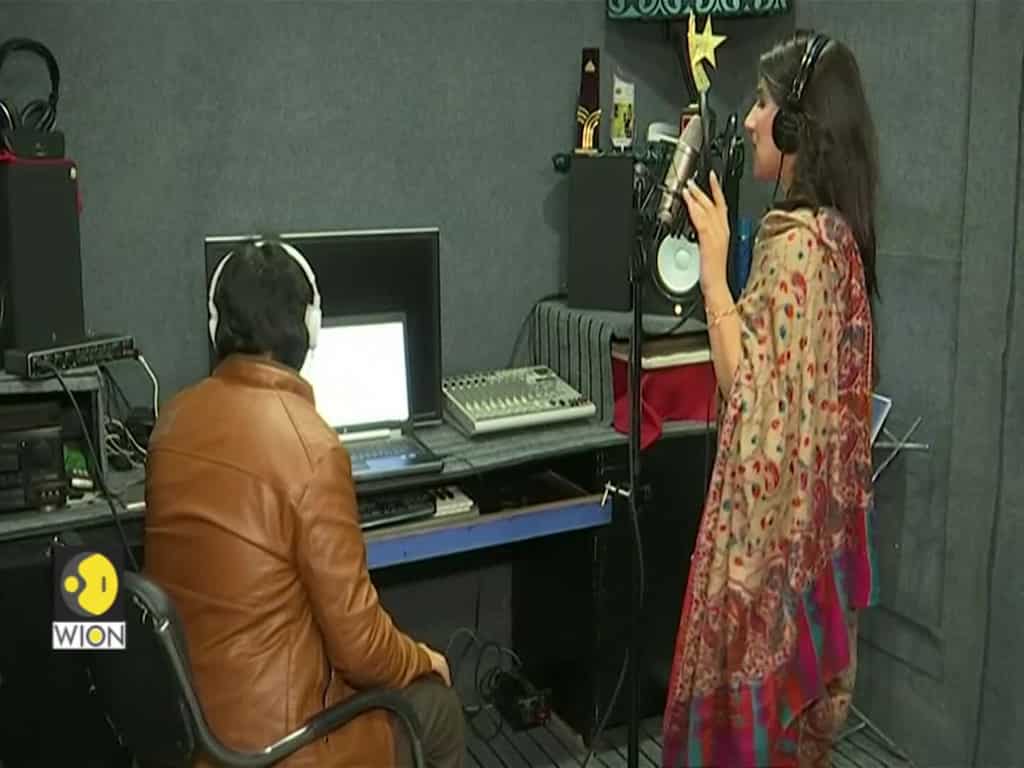 Young Pakistani female singer defies conservative norms