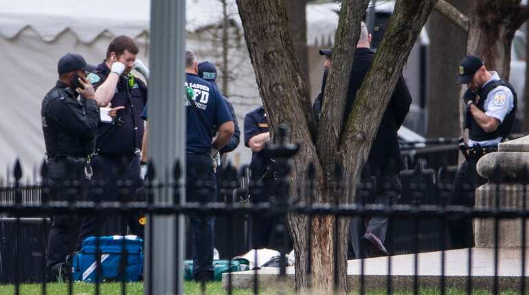 Man sets fire to jacket in front of White House