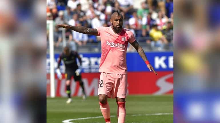 Arturo Vidal says goalless Barcelona distracted by thought of Manchester United