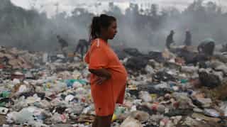 Venezuelan scavengers vie with vultures for Brazilian trash