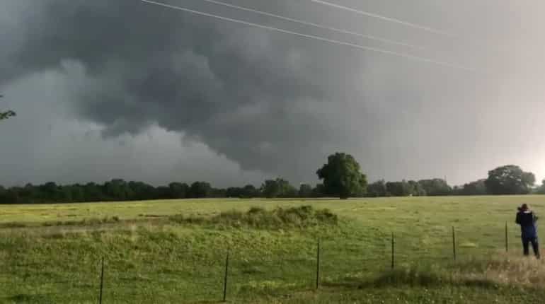 Tornadoes, thunderstorms to hit US south and midwest again: Weather forecasters Tornadoes, thunderstorms to hit US south and midwest again: Weather forecasters