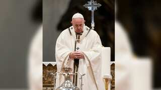 Help each other, pope tells prisoners at foot washing rite