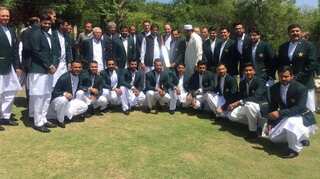 PM Imran Khan shares past World Cup experiences with Pakistan cricket team