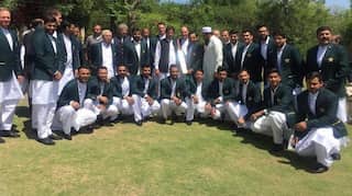PM Imran Khan shares past World Cup experiences with Pakistan cricket team
