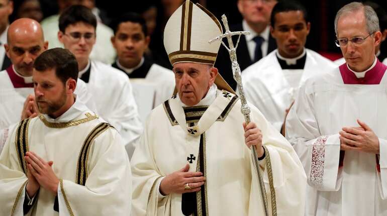 Pope Francis urges the faithful to live 'not to transient things but for God'