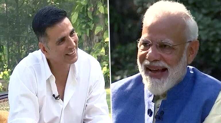 Akshay: You have a unique fashion statement: beard, half-sleeved kurta