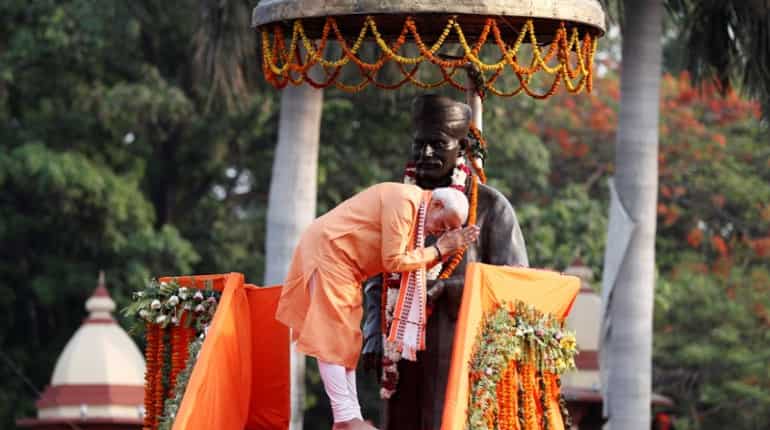 PM Modi paid respect to the statue of Madan Mohan Malviya