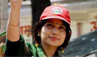 Kannauj: Dimple Yadav touches Mayawati's feet, seeks blessings