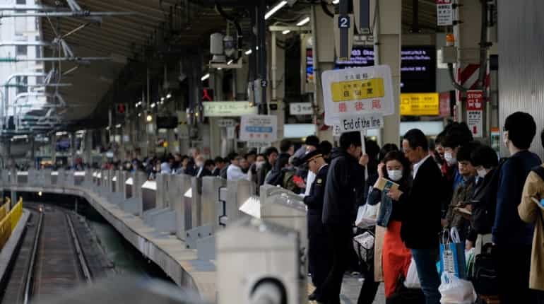 Extra abdication holidays pose dilemma for hardworking Japanese Extra abdication holidays pose dilemma for hardworking Japanese
