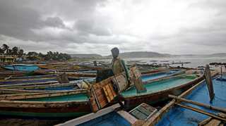 Cyclone Fani: Officers hold review meeting, provide food in affected areas of Odisha