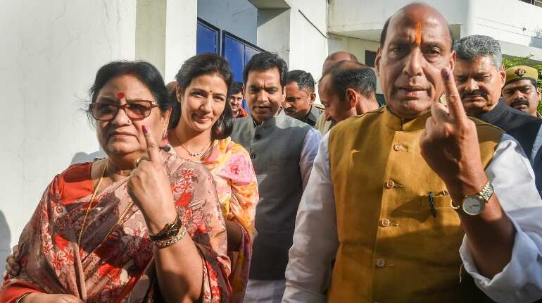 Rajnath Singh votes in Lucknow