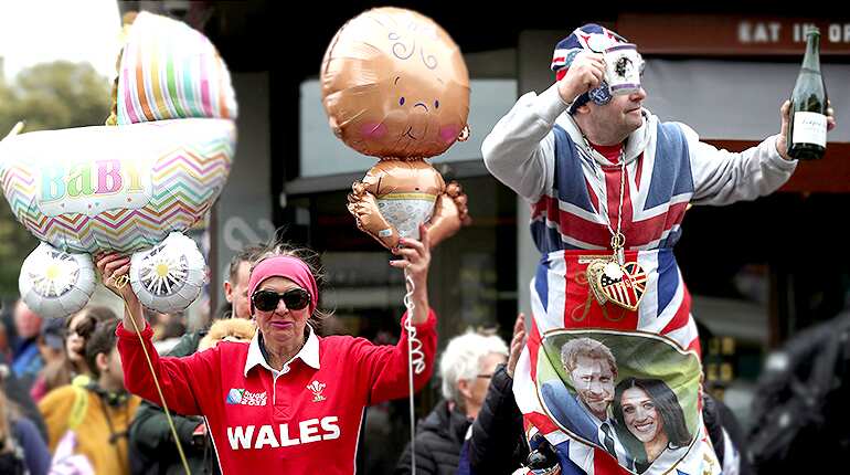 Tourists in London delighted by birth of royal baby boy