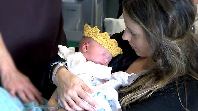 US hospital marks royal birth with golden crowns