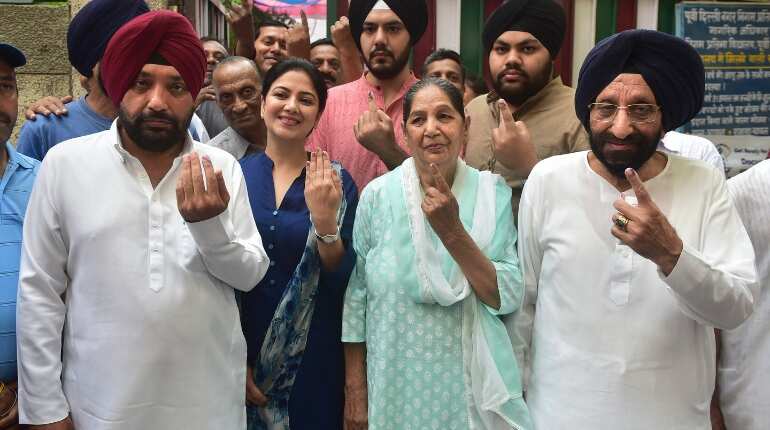 Arvinder Singh Lovely with family