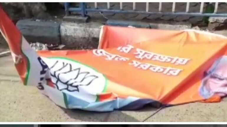 Lok Sabha polls 2019: BJP alleges posters, flags removed by TMC ahead of Amit Shah's rally in Kolkata