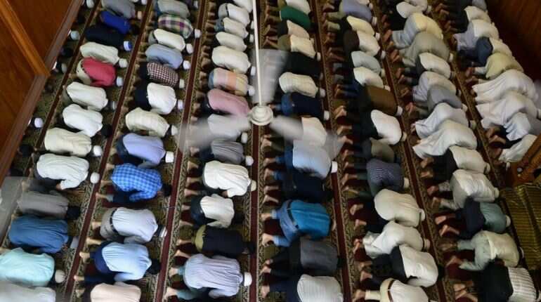 Sri Lanka Muslims pray at vandalised mosques