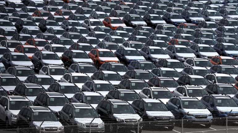 Trump delays decision on auto tariffs for up to six months Trump delays decision on auto tariffs for up to six months