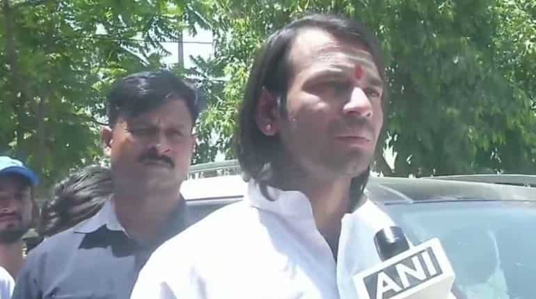Video: Tej Pratap Yadav's personal security guards beat up a journalist in Patna Video: Tej Pratap Yadav's personal security guards beat up a journalist in Patna