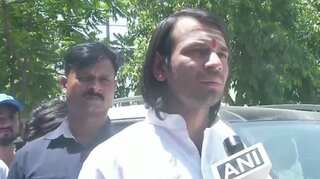 Video: Tej Pratap Yadav's personal security guards beat up a journalist in Patna