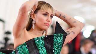 Miley Cyrus accuses MTV VMAs' director of making a sexist comment before her performance