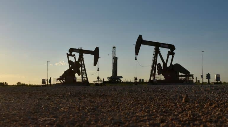 Crude oil prices fall 1% on fears for global economy