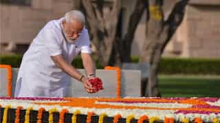 Ahead of oath-taking ceremony, PM Modi pays tribute to Mahatma Gandhi, Vajpayee; visits National War Memorial 