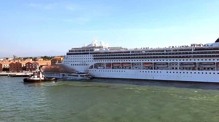 The moment a cruise ship collided with a tourist boat in Venice