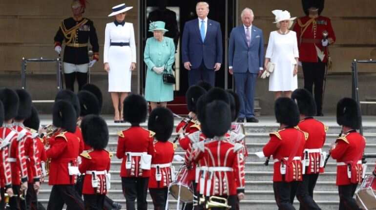 US President Donald Trump welcomed to Buckingham palace by Queen Elizabeth