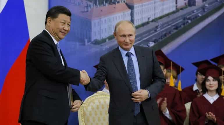 Russia and China show united front at economic forum