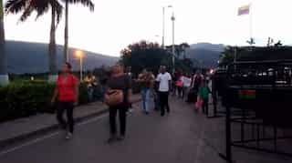 Thousands of Venezuelans cram border with Colombia