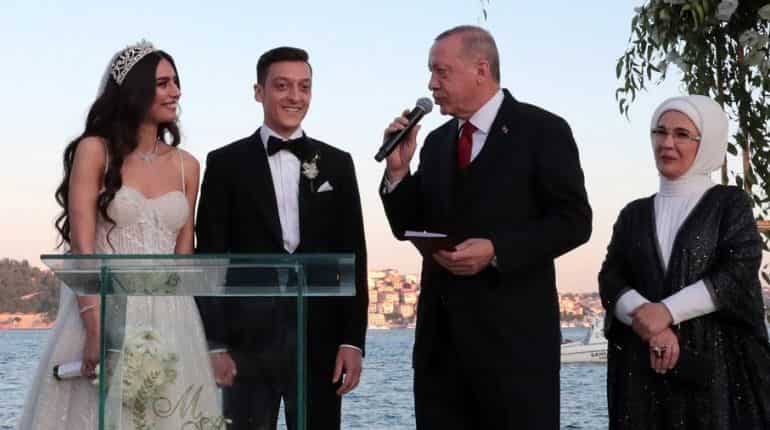 Mesut Ozil marries in Istanbul, with Turkish President Erdogan as best man Mesut Ozil marries in Istanbul, with Turkish President Erdogan as best man